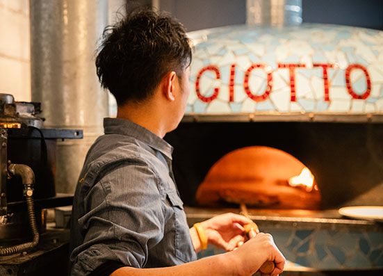 ピザ窯とオーナー